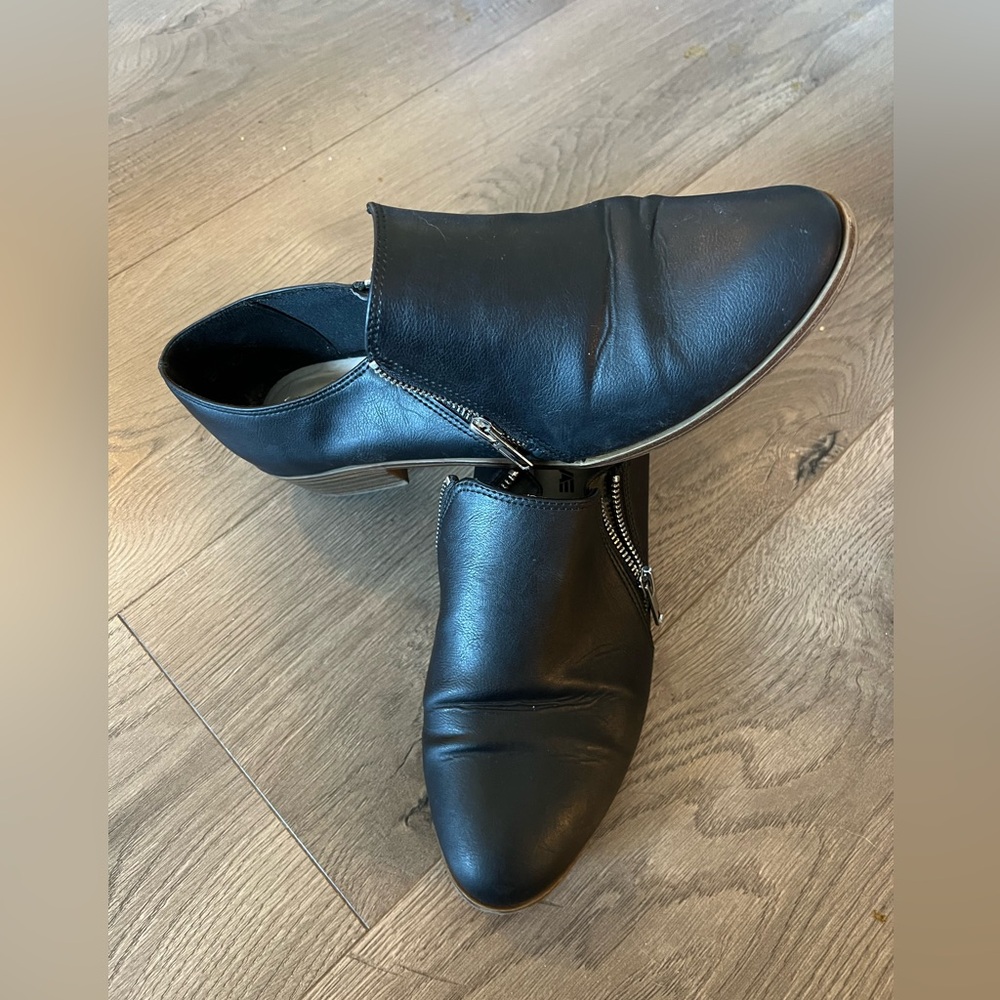 American Eagle zipper booties
